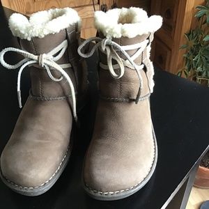 Ugg Size 7 olive brownish color like new…